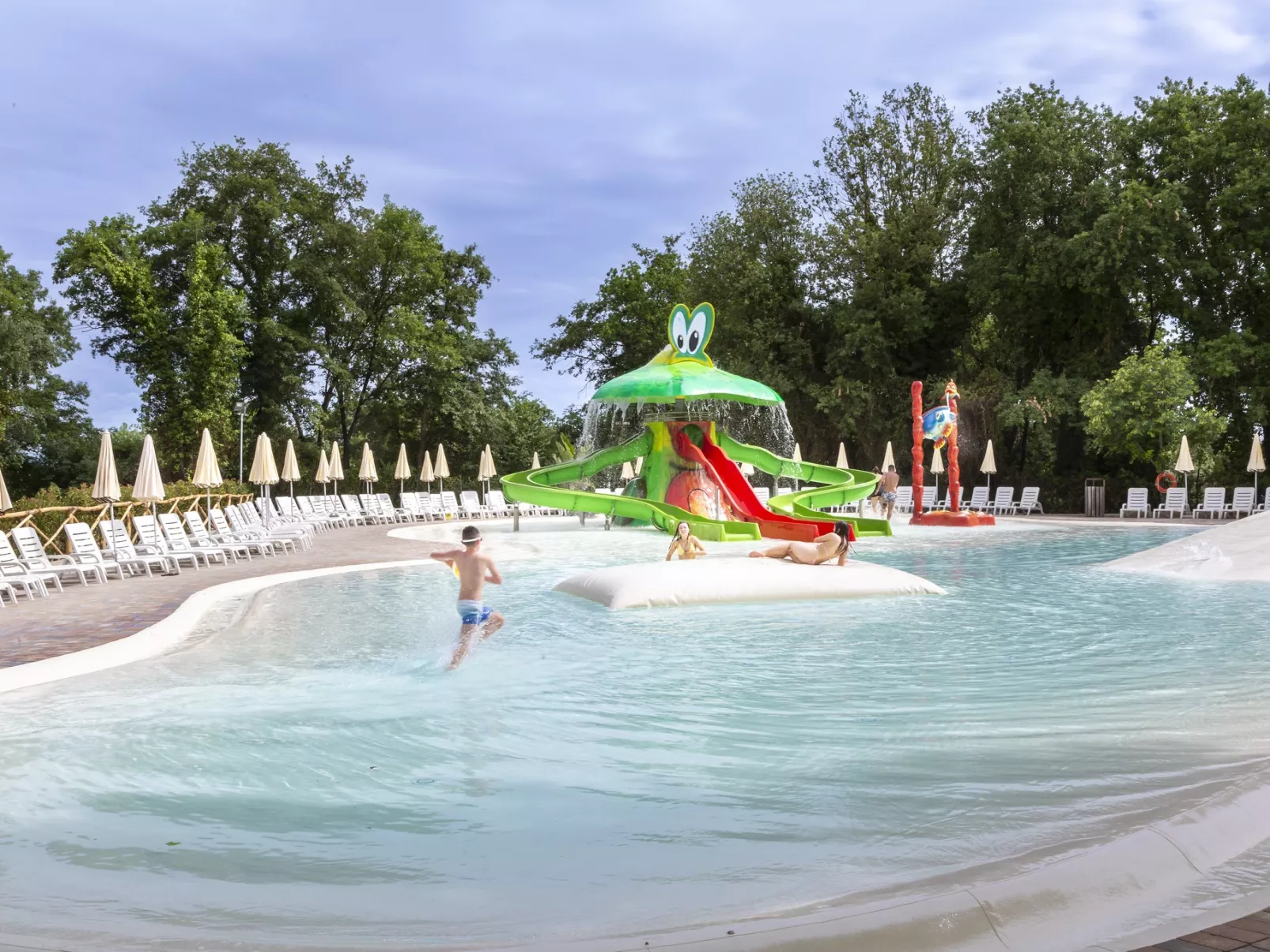 Hu Park Albatros Village -