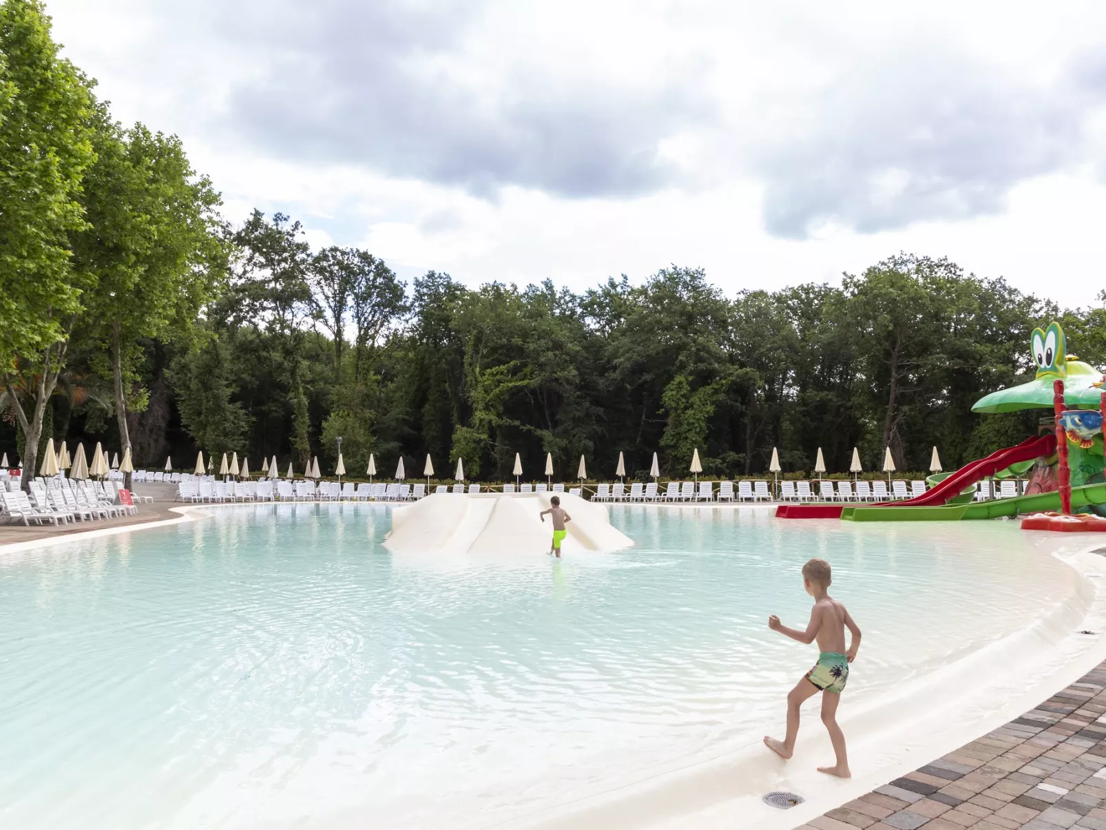 Hu Park Albatros Village -
