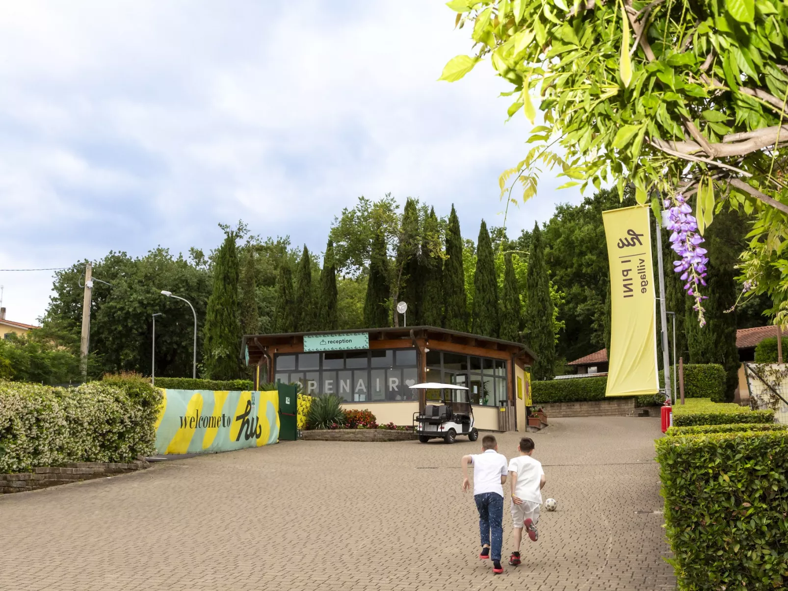 Hu Park Albatros Village -