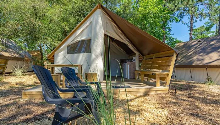 Camping Paradis des Pins-Soulac -