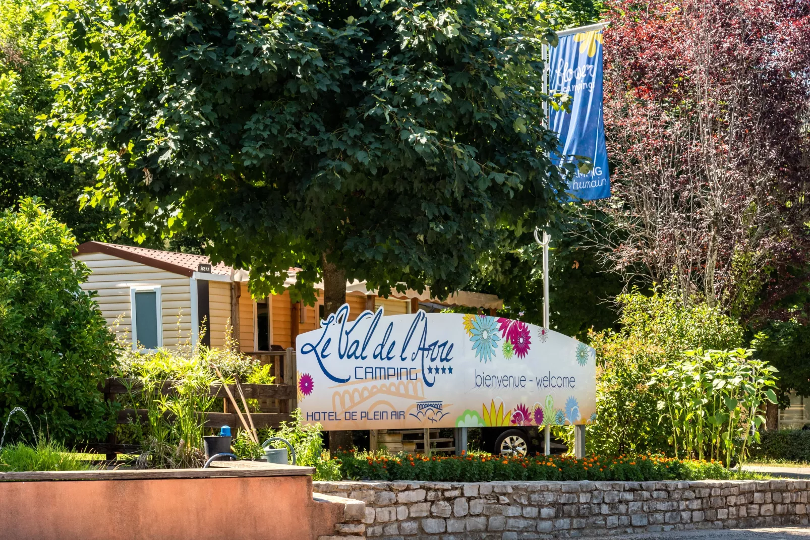 Flower Camping Le Val de lArre -