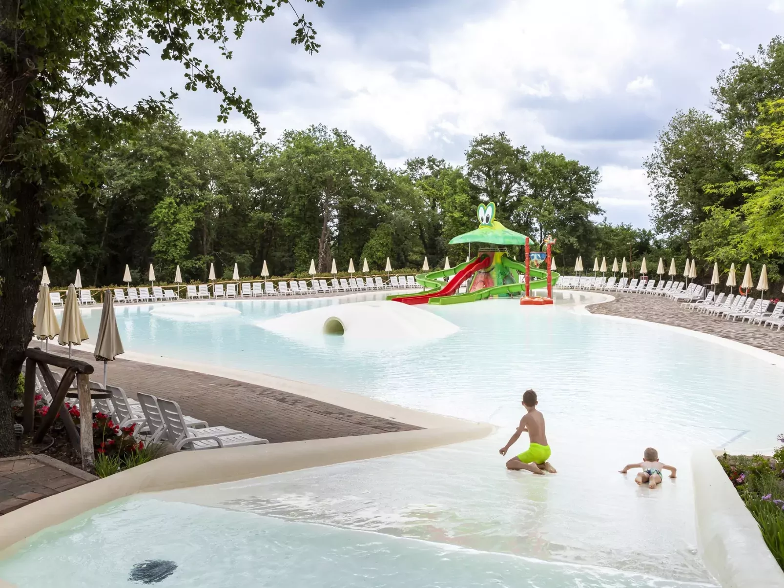 Hu Park Albatros Village -