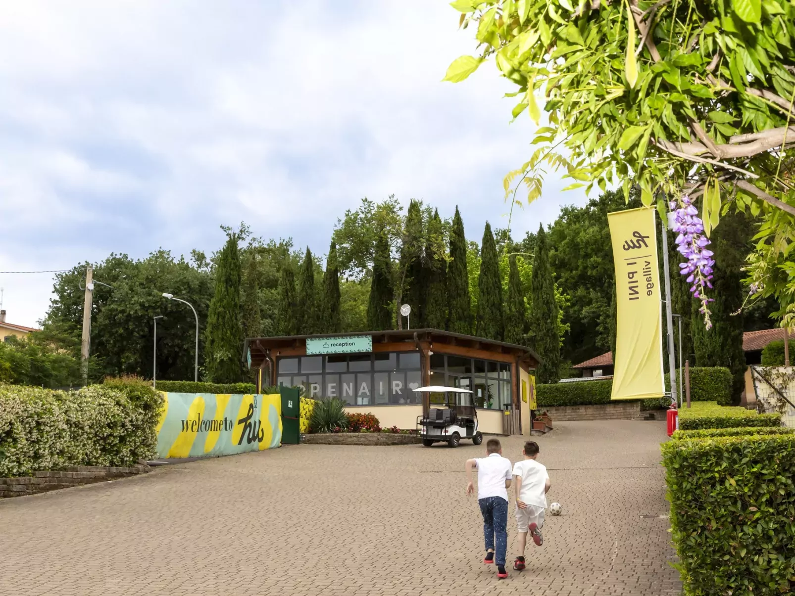 Hu Park Albatros Village -