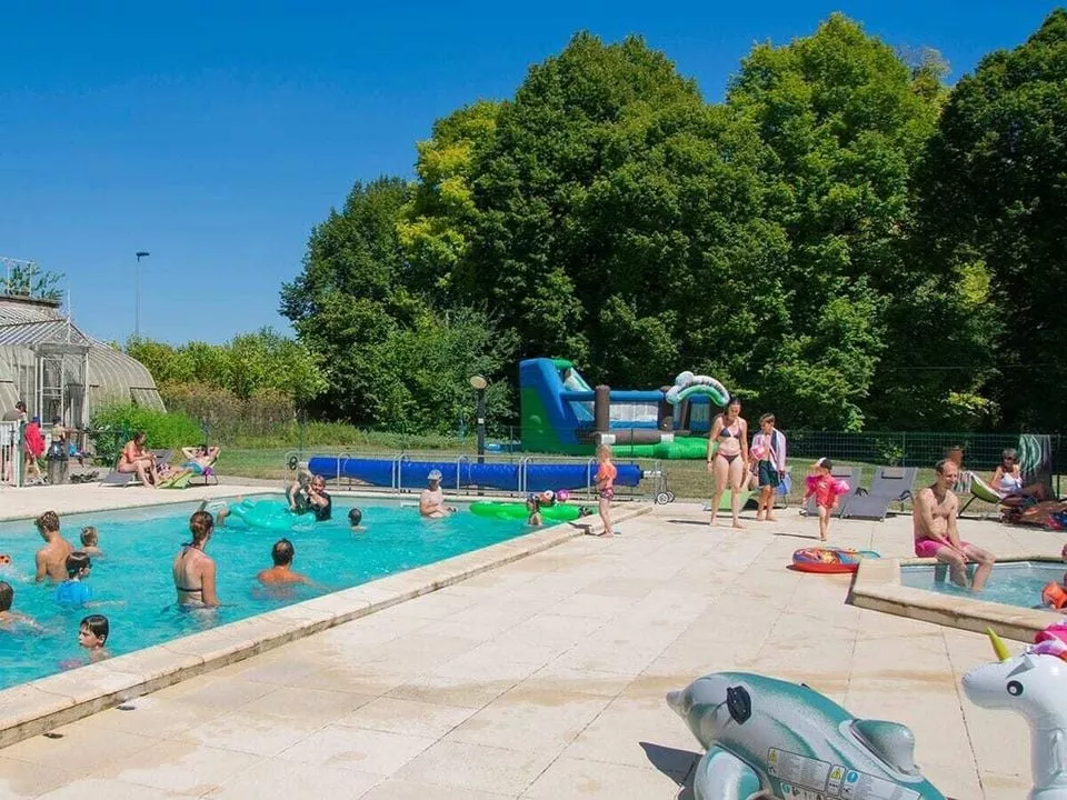 Camping Le Petit Trianon de Saint Ustre -