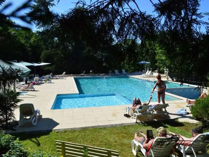 Camping Château de Lacomté -