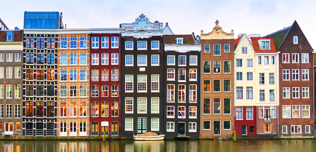 Herenhuizen aan de gracht in Amsterdam