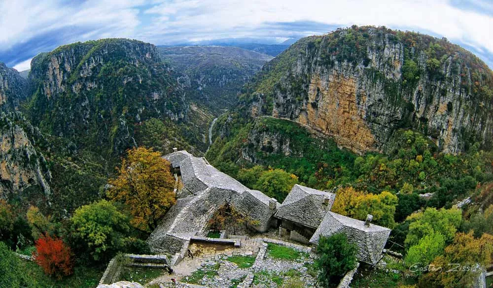 oude ruines in nationale park zagori, omringd door bomen