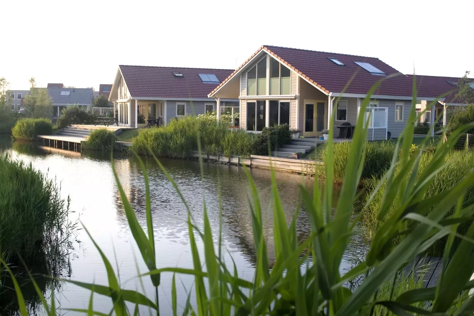 vakantiehuis aan het water op camping De Paardekreek