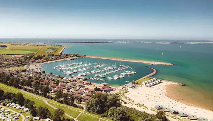 Boten aan het water bij luxe camping Beach Resort