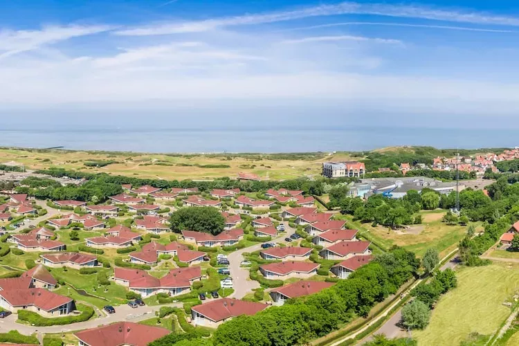Een bovenaanzicht van vakantiehuisjes op camping Hof Domburg
