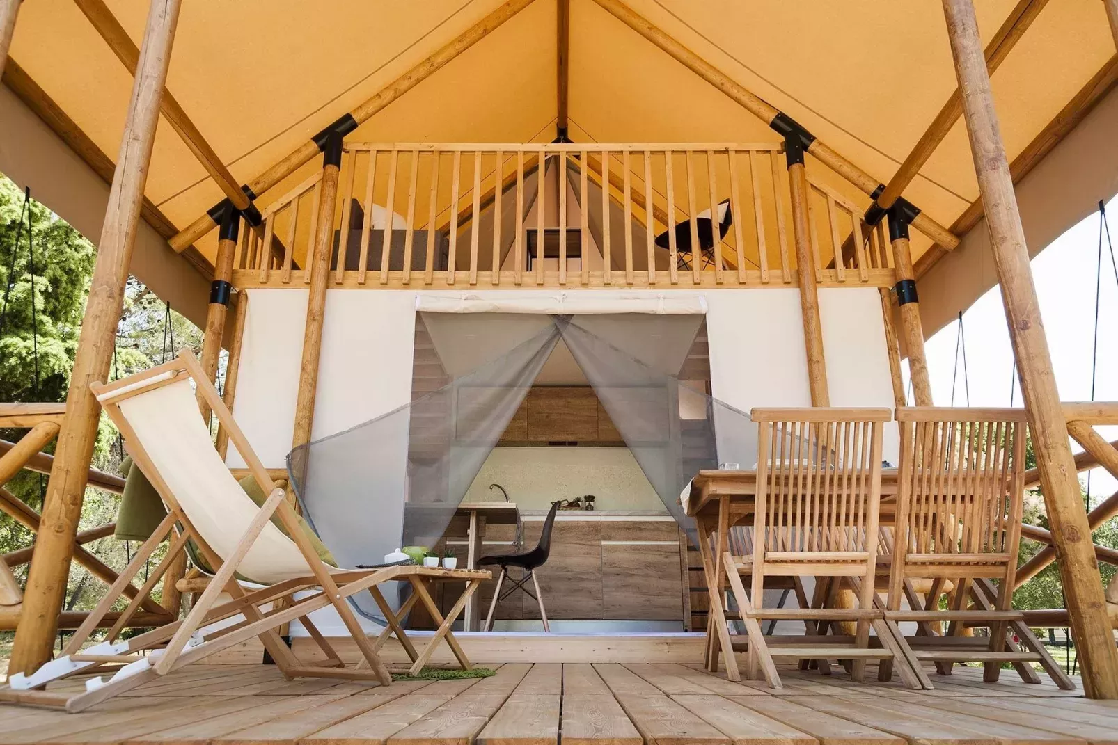 caravan met stoelen en overdekking