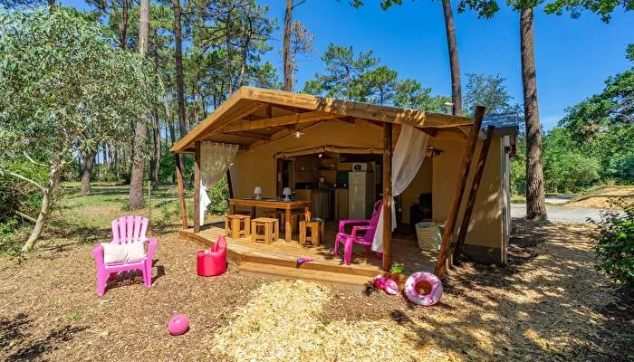 Camping Paradis des Pins-Soulac -
