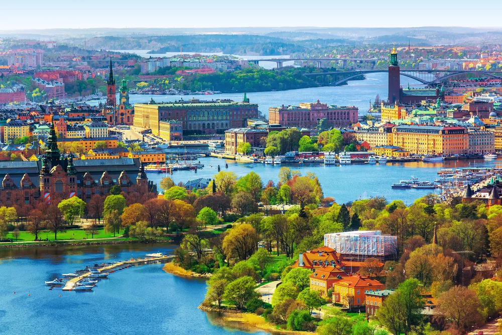 panorama foto van Stockholm, hoofdstad van zweden. Gebouwen en bomen aan het water
