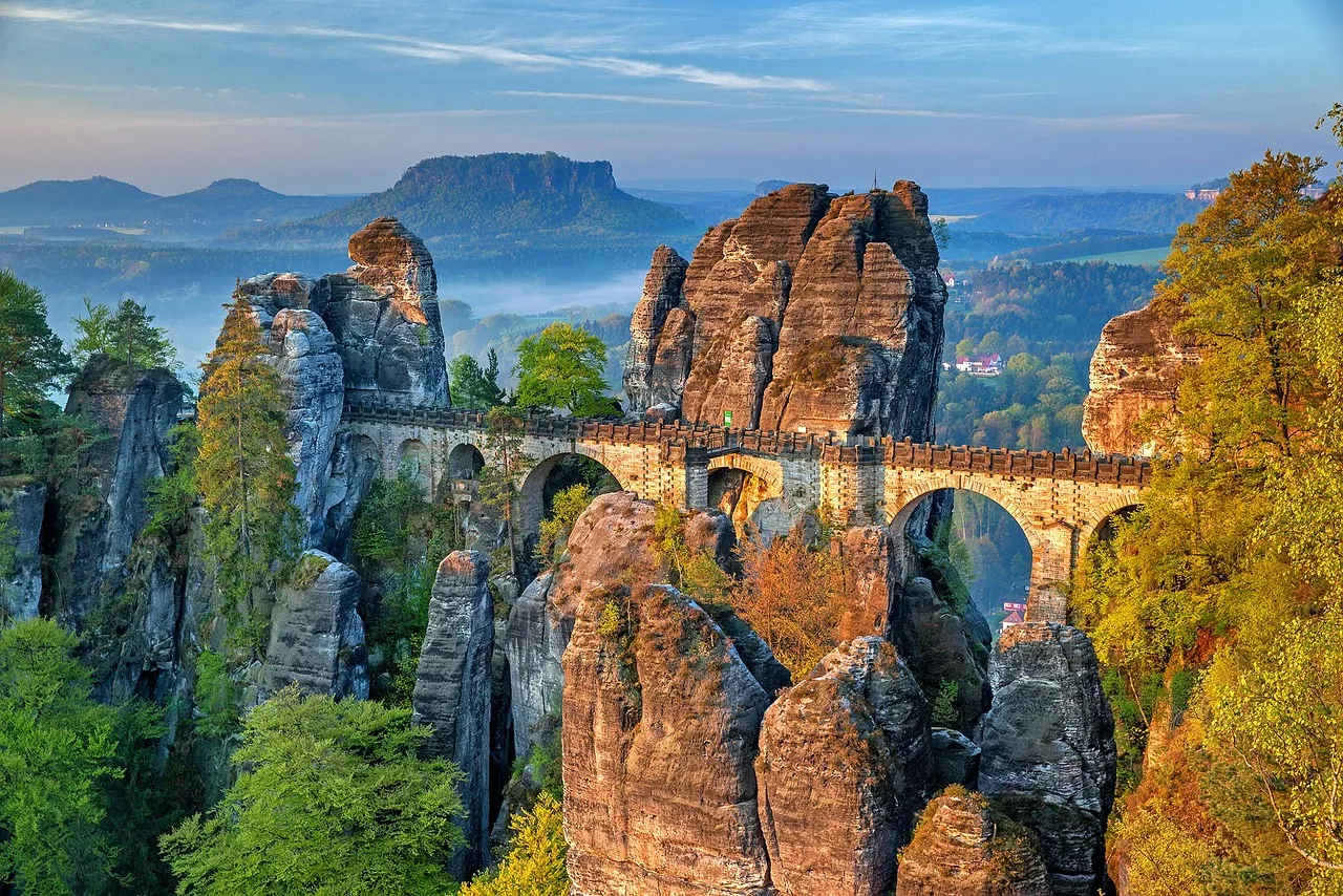 De bastei, stenen brug in de bergen van Duitsland vanuit de lucht gezien