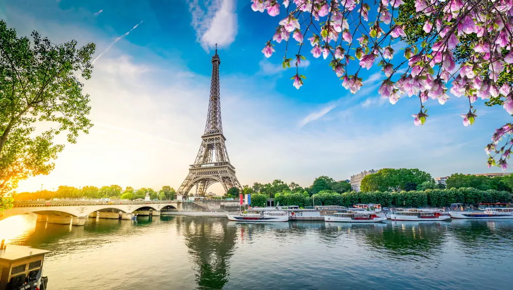Eiffeltoren in Parijs, met boten in het water