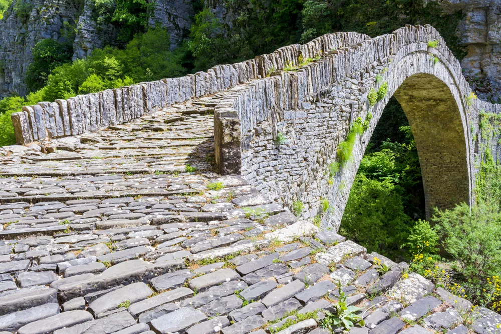Oude stenen brug in de bergen in nationale park Oiti, Griekenland