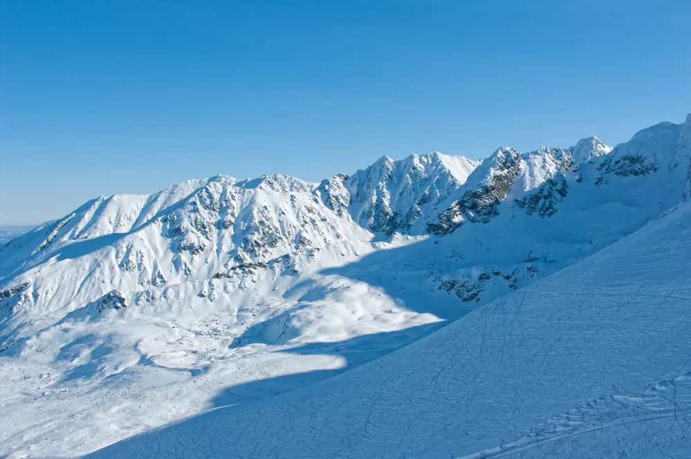 tatra bergtoppen bezaaid met sneeuw en heldere lucht vanuit de lucht
