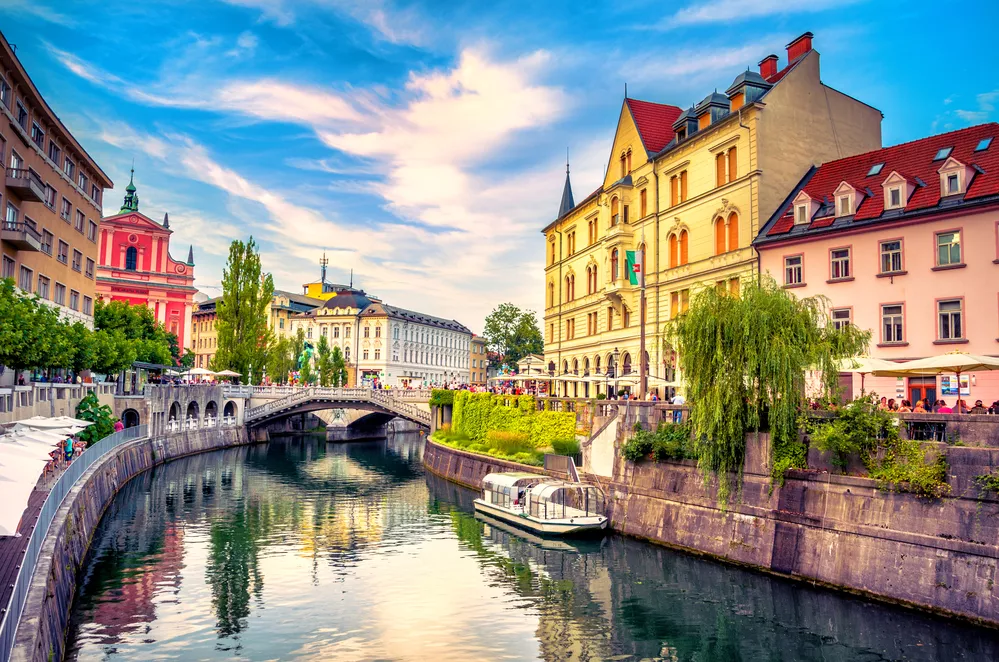 kleurrijke huizen en rivier in Ljubljana, Slovenie vanuit het water.