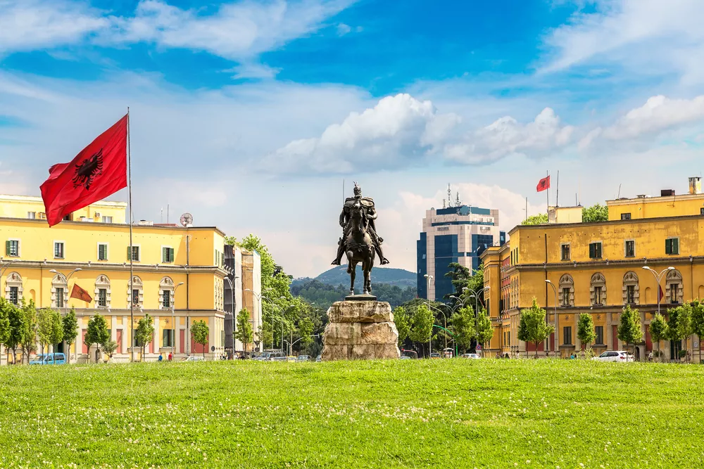 Skanderbeg plein in Tirana, op een zonnige plein
