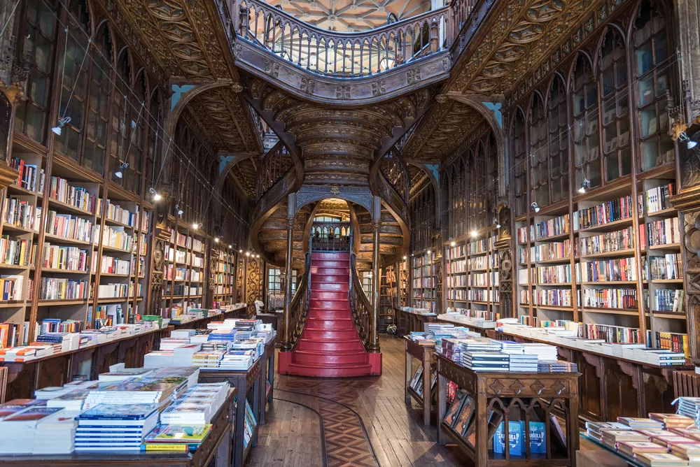 Boekenwinkel van binnen, mooi versierd met rode loper op tapijt