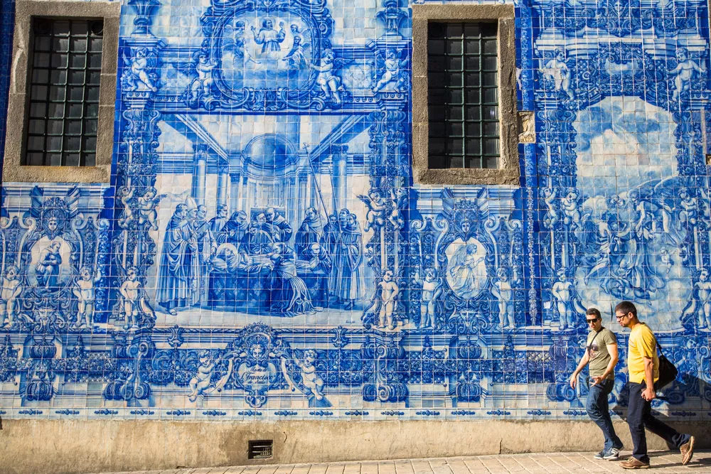 blauwe tegels op een muur in Porto